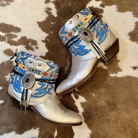 Vintage Shoes - Handcrafted and Hand Painted White Cowgirl ankle Booties woman’s size 8 M
